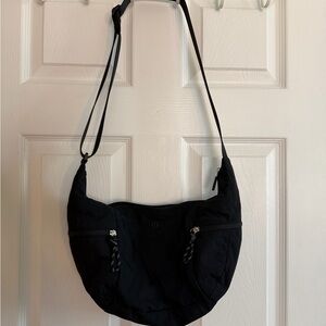 Lululemon Slouchy Sling Bag 6L in black